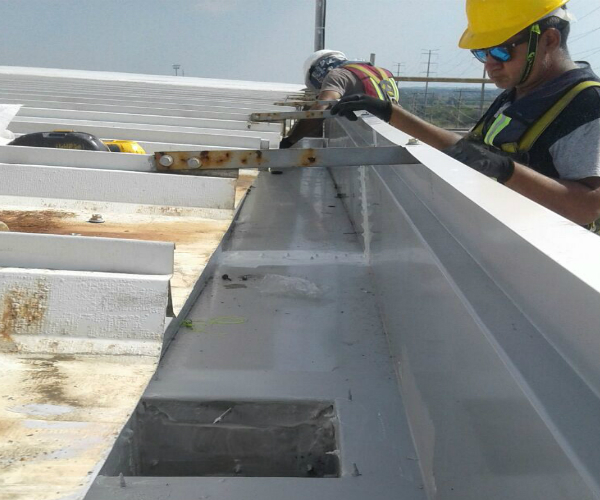 Inspección de techumbres y cambios de lámina con personal y equipo cerfiticado en alturas por la empres (MSIS) y por la OSHA.
